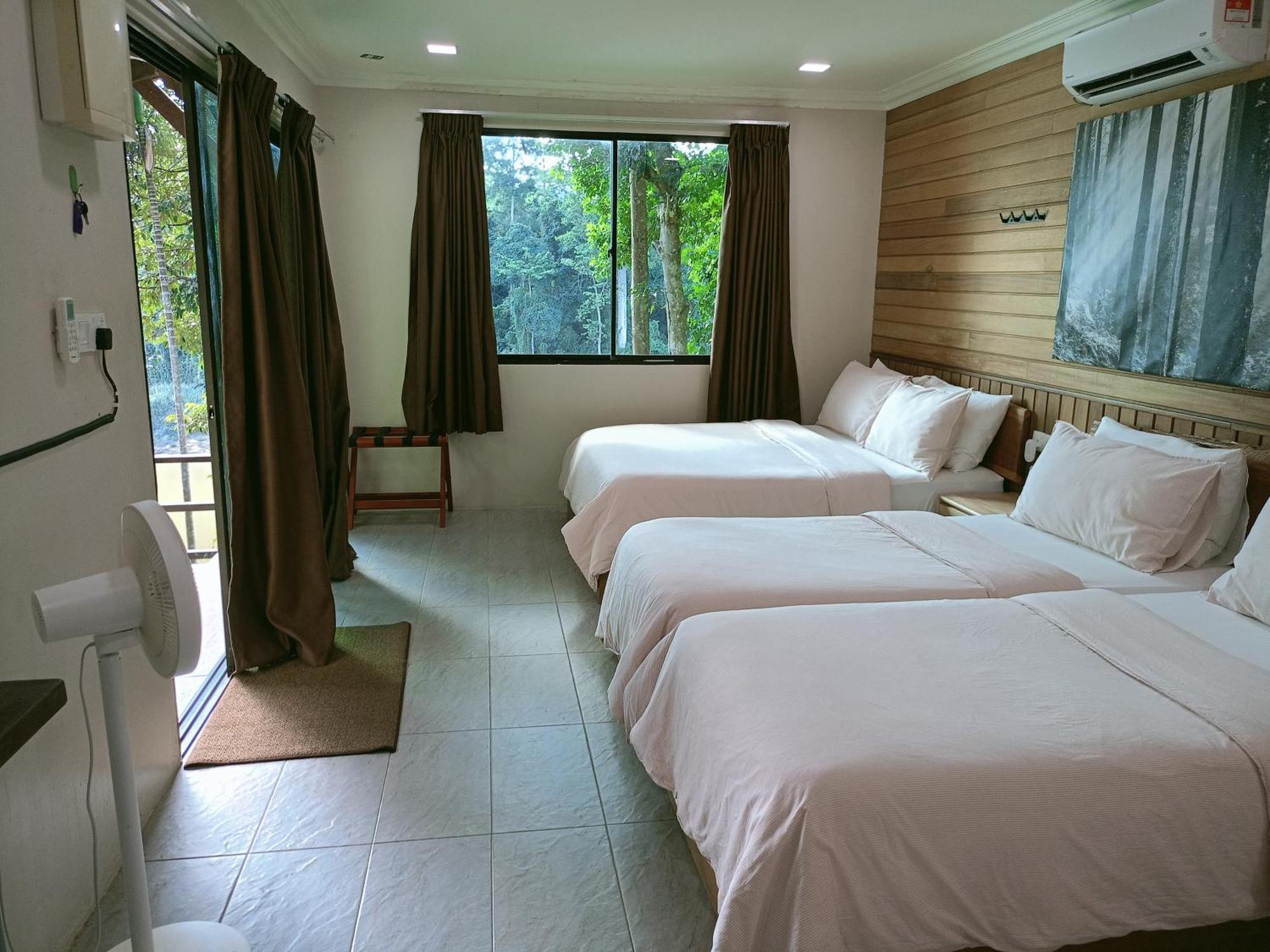 Naura Roomstay Kuala Tahan Buitenkant foto